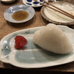 居酒屋 ちょーちょ - 釜で炊いたのをアツアツのまま目の前で握ってくれるピッカピカのおにぎり。文句なしの美味しさ。