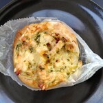 moa - 蓮根と厚切りベーコンピザ