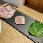 麺処 鶴舞屋 - レアチャーシュー・鴨チャーシュー・大葉