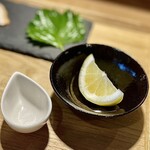 麺処 鶴舞屋 - 味変用にレモンとお塩