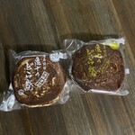 諸国銘菓 - 黒あんと白あんのどら焼き。各399円(税抜)