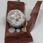 Izumiya Denbee - ■ころころくるみ：ころんと丸い形が愛らしく、信州産りんごとくるみ入りのしっとり餡にナッツの香ばしさが広がる。シナモンがほんのり香り、生地はほろっと崩れ、カリッとしたくるみの食感がアクセントになった。甘さは控えめで、全体に上品な味わい。