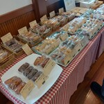 カッサレード - 焼き菓子も置かれてる