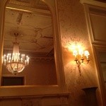 LE BAR - 中央暖炉上の鏡