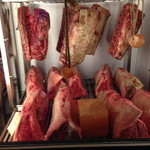 Beast - 入るとすぐにお肉の冷蔵庫があります