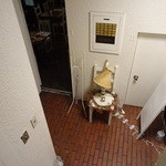 ぐんぐん下ると入り口です