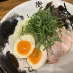 広島牡蠣と和牛ラーメン 衝青天 - 「廣島つけ麺」（1,300圓）の具材と麺。