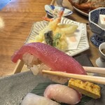 Kutsukake Dining - マグロ寿司の箸上げ