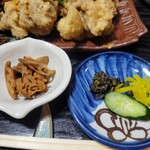 めんどり屋 - お漬け物や小鉢少々