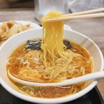 中華 丸八 - 麺上げ。