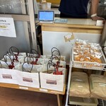 オオツカファーム - 店内2 本業は農家さんのようでお米も売っていました