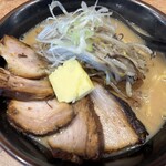 味噌らーめん屋 ちょりん - ちゃーしゅー味噌らーめん＋バター(アップ)