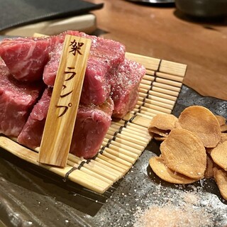 肉の味が濃すぎる「あか牛ダイスステーキ極」