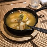 海鮮 イタリアンバル ルチアーノ - 海老とイカのアヒージョバケット添え(オーナースペシャルポルチーニ入り)これは今まで食べたアヒージョのなかで最高に美味しいかったです～！