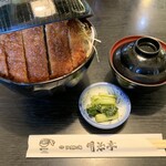 明治亭 駒ヶ根本店 - 並です。大きな丼に山盛りで、蓋はできません。