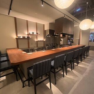 心地良いカウンター席のみを設える、落ち着きのある空間