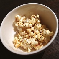 SIO syuji hijikuro - 大好きなレストランで久しぶりのランチ☆
                食事前のスナック。
                お店オリジナルのスパイスをブレンドしたちょっとスパイシーなポップコーン。