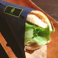 SIO syuji hijikuro - 自家製パンのサンドイッチ☆
                  焼きたてのライ麦パンにお肉のテリーヌがサンドされてます。
                  こういう噛みごたえのあるハードパン大好き♡