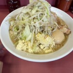 ラーメン二郎 ひばりヶ丘駅前店 - 小ラーメン　麺少な目　野菜少な目　にんにく　煮玉子です！