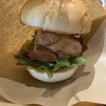 焼き鳥 つむぐ - 照り焼きバーガー　バンズはみかんサイズ