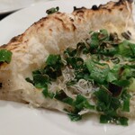 ピッツェリア ファッブリカ 1090 - ビアンケッティ(九条ネギ、ちりめんじゃこ、燻製チーズ、モッツアレラチーズ)