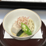 よし町 - ⑩冷やし煮物（小芋、ミニトマト、オクラ、蓮根、ズッキーニ、打ち茗荷、胡麻ダレ）