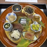 よし町 - ①前菜盛り合わせ 9種類(クロカワ牛すじ煮 タマゴタケお浸し 根室産秋刀魚棒寿司 身巻き唐墨 冬瓜葱油和え 芥子茄子 あけび味噌 しその穂オクラ 銀杏)