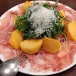 ピッツェリア ファッブリカ 1090 - 生ハムと柿とルッコラのサラダ