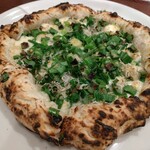 ピッツェリア ファッブリカ 1090 - ビアンケッティ(九条ネギ、ちりめんじゃこ、燻製チーズ、モッツアレラチーズ)