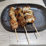やきとり 織笠 - ボンジリ、つくね、ハツモト=キモグチ各198円