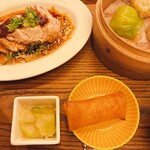 鶏と点心と町中華 - ザーサイと五目揚げ春巻き。