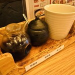 鶏と点心と町中華 - 酢醤油と旨味塩。