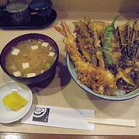 てんぷら石原 - 軽やかな味のお味噌汁が濃いめの味の天丼と合っておいしいです　お味噌汁は別料金