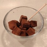 島豚しゃぶしゃぶ ナハバレ - ジュニパー生チョコ (頼んだウイスキーにとても合う)