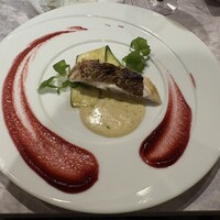 Queux Norme 梅田店 - 甘鯛のポワレ　ビーツと何かのソース添え。皮はパリパリ、身はふっくら。絶品。
