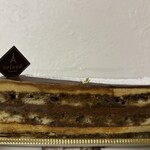 ルルベ デセール - 極薄ショコラにカフェの染みた粗い目のパウンドと、ビターなバタークリームショコラとコーヒー風味のバタークリームを交互にサンド。粉糖を纏ったミルクショコラのパリッと感がアクセントでバランス◎