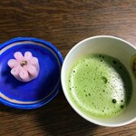 一保堂茶舗 - ドリンク写真:鶴屋吉信の和菓子で抹茶を点てる