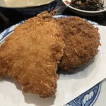 居酒屋三平 - 小アジフライとメンチカツ接写