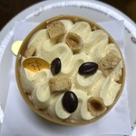 ピエール・エルメ・パリ - バニラ風味サブレ、コーヒー風味ビスキュイ、カカオニブと荒い塩の風味が特長的なコーヒー風味のヘーゼルナッツ入りプラリネ。コクのあるヘーゼルナッツのクリーム、バニラ風味マスカルポーネクリームが最高！