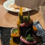 近江牛ホルモン いるもん - 卵溶いてかけちゃいました