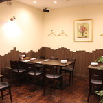 アズーリ - 6名座れるテーブル席もあります。