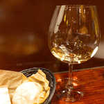 BISTROT UN CERCLE g - ふくよかな広口グラスで供される、辛口の白ワイン