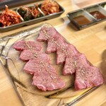 焼肉ホルモン もりちゃん - 厚切り上塩タン2人前