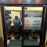 手もみラーメン 十八番 - 店内は閉店の24時でも満席。