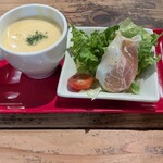 昭和町BOSTON あべのハルカスダイニング店 - セットのスープと前菜