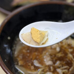 手もみラーメン 十八番 - ワンタンメン・ゆで玉子半分の欠片(ひと口食べてから撮ってないことに気づきました♪)