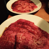 焼肉 矢澤 東京 - 手前ミスジ、奥トモサンカク
