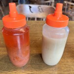 ビッグ・ジョー - 左はトマトベース、右は白味噌ベースのドレッシング