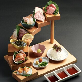 必見＆必食の「元祖！お刺身階段盛り合わせ」