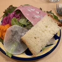 トラットリア ラ グロッタ - ボリューム有るサラダ